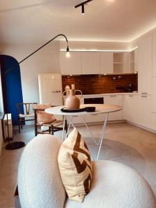 eine Küche mit einem Sofa und einem Tisch mit einem Wasserkocher in der Unterkunft New ! Superbe studio - Déco Marrakech Flair in Mons