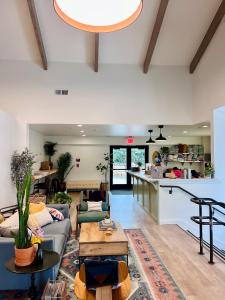 Kuchyň nebo kuchyňský kout v ubytování Monterey Hostel