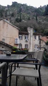 einen Tisch und Stühle auf einer Terrasse mit Gebäuden in der Unterkunft Nada's room with terrace in Kotor