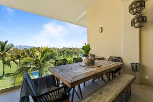 uma sala de jantar com uma mesa de madeira e cadeiras em Stylish Peninsula Golf 3BR Oasis with Pool em Nuevo Vallarta