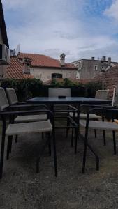 3 Stühle und ein Tisch mit einem Tisch und 2 Stühlen in der Unterkunft Nada's room with terrace in Kotor