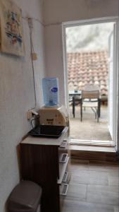 una macchinetta del caffè seduta sopra un bancone in una stanza di Nada's room with terrace a Kotor (Cattaro)