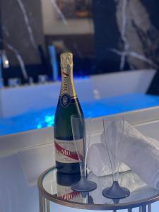 - une bouteille de champagne et deux verres sur une table dans l'établissement Relax Apartment 39, à Crotone