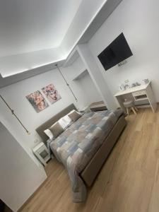 - une chambre avec un lit et une télévision dans l'établissement Relax Apartment 39, à Crotone