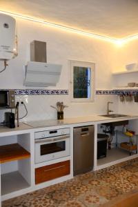 cocina con encimera blanca y fregadero en Can Brilla en Sant Francesc Xavier