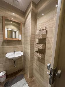 W łazience znajduje się umywalka i lustro. w obiekcie Golden’s Apart-Hotel w Wiedniu