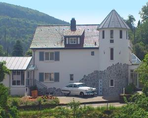 ein weißes Auto, das vor einem Haus parkt in der Unterkunft Appartement Am Turm in Schönau