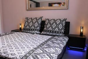 ein Schlafzimmer mit einem Bett mit Kissen und einem Spiegel in der Unterkunft Appartement Am Turm in Schönau