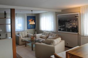 ein Wohnzimmer mit einem Sofa und einem Tisch in der Unterkunft Appartement Am Turm in Schönau