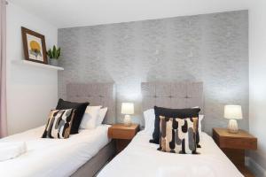 Llit o llits en una habitació de Stunning 3 Bed Home in Gloucester