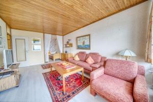 sala de estar con sofá y mesa en Ferienpark - Haus E, App 0E1108, en Heiligenhafen