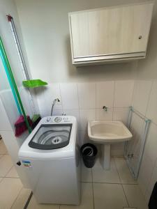 een kleine badkamer met een toilet en een wastafel bij Apt. Aconchegante in Araguari