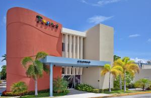 Holiday Inn Ponce & El Tropical Casino, an IHG Hotel في بونسي: عماره امامها نخيل