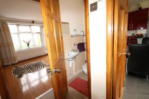 una cebra en el suelo en el baño en 3 Bedroom House-Garden-Stratford-Olympic Park en Londres