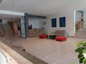 サン・カルロス・デ・バリローチェにあるHotel Garden Barilocheのソファとテーブルのあるリビングルーム