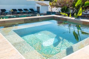 una piscina con agua azul en una casa en Villa Shangri-La by Algarve Vacation, en Albufeira