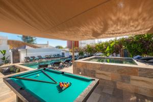 una mesa de billar en un patio junto a una piscina en Villa Shangri-La by Algarve Vacation, en Albufeira 42 fotos más
