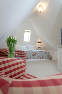 Camera mansardata con letto, tavolo e sedie. di Haus Traumzeit Family a Braderup