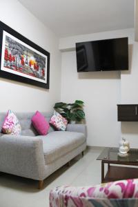 sala de estar con sofá y TV de pantalla plana en Hotel Sengor en Urbanizacion Buenos Aires