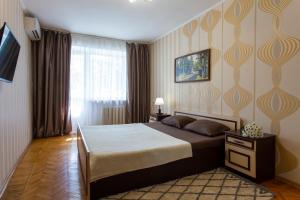 - une chambre avec un grand lit et une fenêtre dans l'établissement Covent - Garden - Kharkiv, à Kharkov