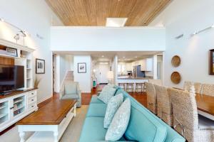 een woonkamer met een blauwe bank en een tafel bij 3637 Pompano Court in Seabrook Island