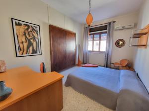 sypialnia z łóżkiem, stołem i biurkiem w obiekcie Casa Lov (Politeama) w mieście Palermo