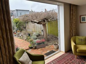 ein Wohnzimmer mit einer Glasschiebetür zum Garten in der Unterkunft Summer house studio in Cheltenham