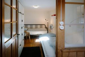sypialnia z łóżkiem i pokój ze stołem w obiekcie Bijou Niesenblick - traumhafter Seeblick - nahe Interlaken - idyllisch w mieście Merligen