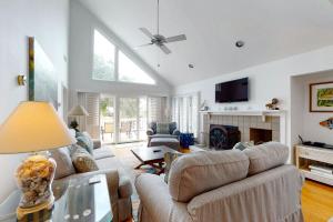 uma sala de estar com um sofá e uma lareira em 2258 Rolling Dunes em Seabrook Island