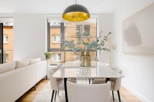 a dining room with a table and chairs at Luxury Central Mayfair Townhouse with A/C 3BR 3BA in London