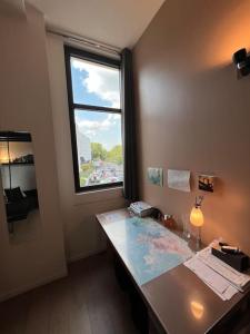 een bureau met een raam en een bureau sidx sidx sidx sidx sidx bij Superbe loft climatisé à Suresnes avec terrasse in Suresnes