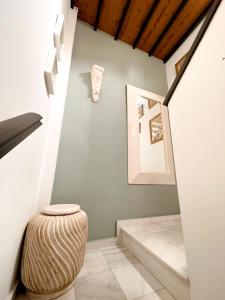 een trap met een grote vaas in een kamer bij Ático Duplex Triana , Sevilla in Sevilla