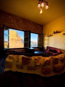 una camera con un grande letto e due finestre di mountain view house a Kerak