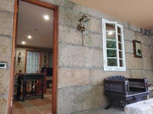 pared de piedra con ventana y espejo en Hotel O'Pazo, en Vigo