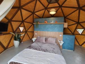 um quarto com uma cama grande numa tenda em O Chalezinho em Serra Negra