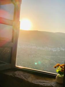 a view of the sunset from a window of a building at mountain view house in Kerak