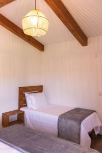 1 dormitorio con cama y lámpara de araña en Casa Bonita, en La Esperanza