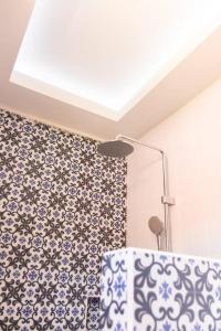 baño con cortina de ducha azul y blanco en Casa Bonita, en La Esperanza