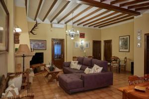 sala de estar con sofá y mesa en El Cortijo, en Hellín