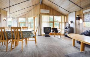 sala de estar con mesa, sillas y fogones en Amazing Home In Hejls With 3 Bedrooms, Sauna And Wifi, en Hejls
