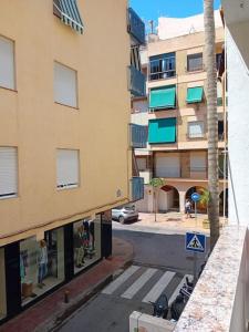 uma vista para uma rua da cidade com um edifício em Alojamiento Auri em Almuñécar