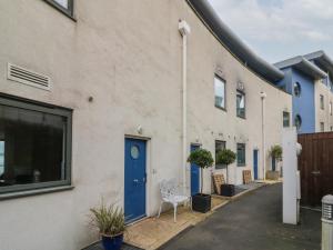 ビデフォードにある2 Horizon Viewの青い戸並み