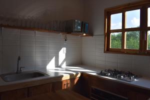 a kitchen with a sink and a window in it at Cabaña CasaMar Angelica in El Puertón