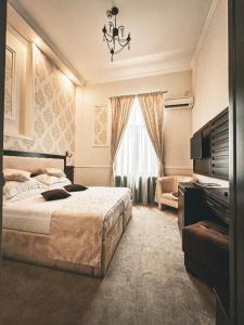 a bedroom with a large bed and a window at La Strada Boutique Villa in Piteşti