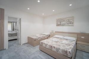 Un pat sau paturi într-o cameră la Vincent B&B - vicini al mare