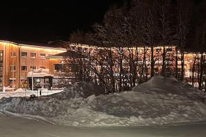 Ein Schneehaufen vor einem Gebäude in der Nacht in der Unterkunft Bagargården 8 in Åre