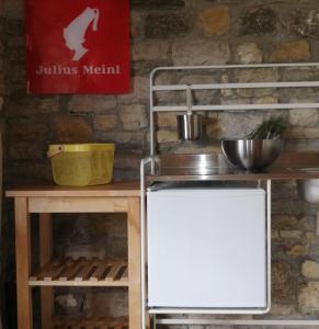 uma cozinha com um balcão com um fogão e uma prateleira em Cozy village house em Skamnéllion