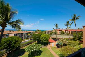 - Vistas a un complejo con palmeras y al océano en Maui Vista 3406 - Ocean View Penthouse Sleeps 7, en Kihei