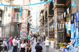 uma multidão de pessoas andando por uma rua em uma cidade em Panoramic centre in Naples em Nápoles