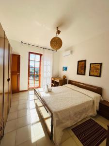 Un dormitorio con una cama grande en una habitación. en Villa Jolies, en Viddalba 65 fotos más